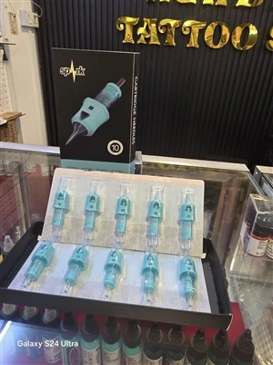 Li jkollok tatwaġġ fuq il-post tax-xogħol jaffettwa l-impjieg?