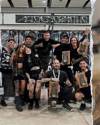 L-artist Arġentin Nahuel Gomez jiżgura l-finitura tal-podju fil-Konvenzjoni t...